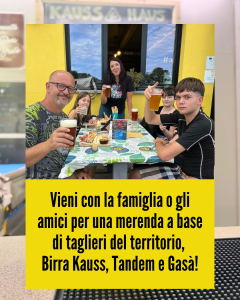 Una famiglia con le varie bevande, birra e analcolici, disponibili in Kauss Haus