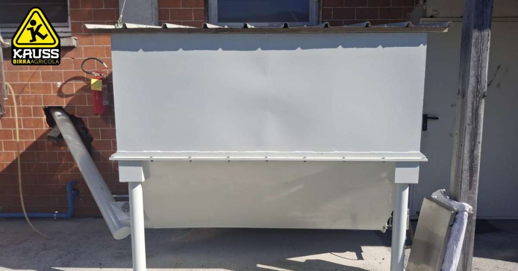 la tramoggia del cippato che alimenta il generatore di vapore del birrificio agricolo Kauss