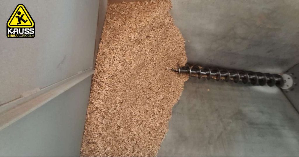 Il cippato di legna ottenuto dalla pulizia dei boschi della provincia di Cuneo all'interno della tramoggia del cippato che alimenta il generatore di vapore del birrificio agricolo Kauss