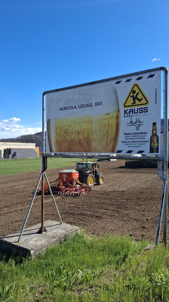 La semina dell'orzo per il birrificio agricolo Kauss nei campi di Piasco