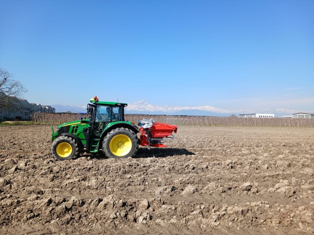 La semina dell'orzo per il birrificio agricolo Kauss nei campi di Lagnasco, con vista sul Monviso