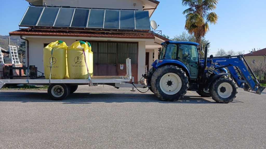 Il trattore blu usato da Kauss per coadiuvare le operazioni di seminatura dell'orzo