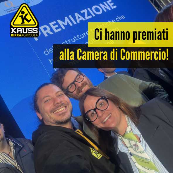 Diego Botta e Michael Nigro di Kauss con la sindaca di Piasco Stefania Dalmasso ricevono il premio Ospitalità Italiana alla camera di Commercio di Cuneo