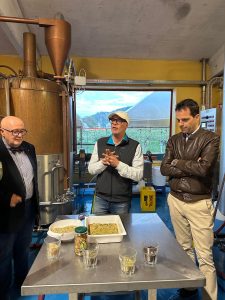 Francesco Occelli del Birrificio Agricolo Kauss e il presidente del Lions Club Saluzzo Luigi Giulini