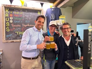 Il presidente del Rotary Club Saluzzo Luigi Giulini, Francesco Occelli del Birrificio Agricolo Kauss e il fotografo Luigi Fassino