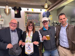 Il dottor Santo Alfonzo, la sindaca di Piasco Stefania Dalmasso, Francesco Occelli del Birrificio Agricolo Kauss e il presidente del Rotary Club Saluzzo Luigi Giulini