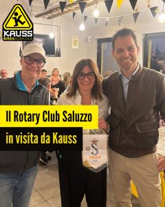 La sindaca di Piasco Stefania Dalmasso con Francesco Occelli del Birrificio Agricolo Kauss e il presidente del Lions Club Saluzzo Luigi Giulini