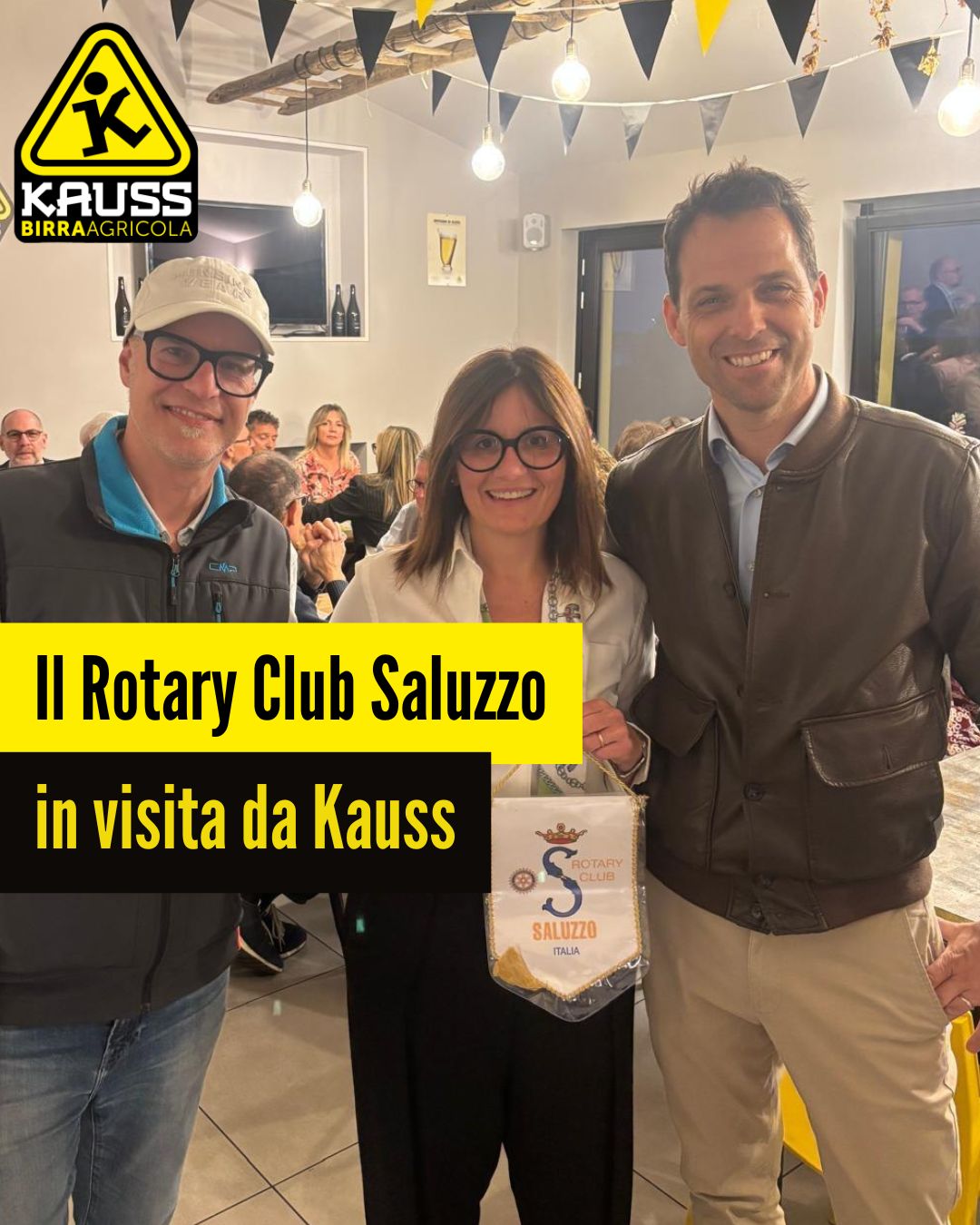 La sindaca di Piasco Stefania Dalmasso con Francesco Occelli del Birrificio Agricolo Kauss e il presidente del Lions Club Saluzzo Luigi Giulini